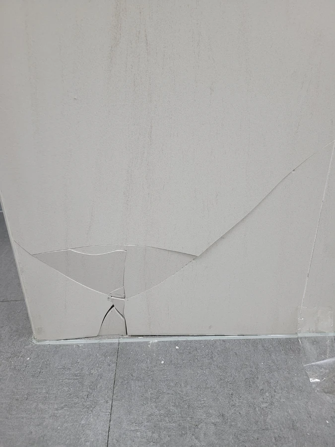 인천 복도 벽타일 모서리 파손보수 수리 전 현장